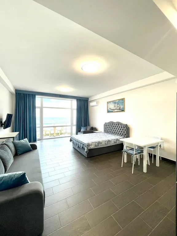 Эллинг на берегу моря