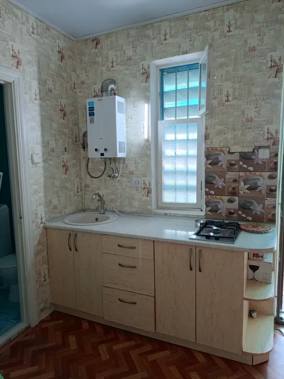 Домик с двориком на земле в шаговой доступности от моря