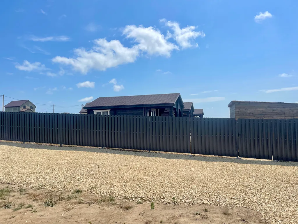 Новый деревянный домик у моря