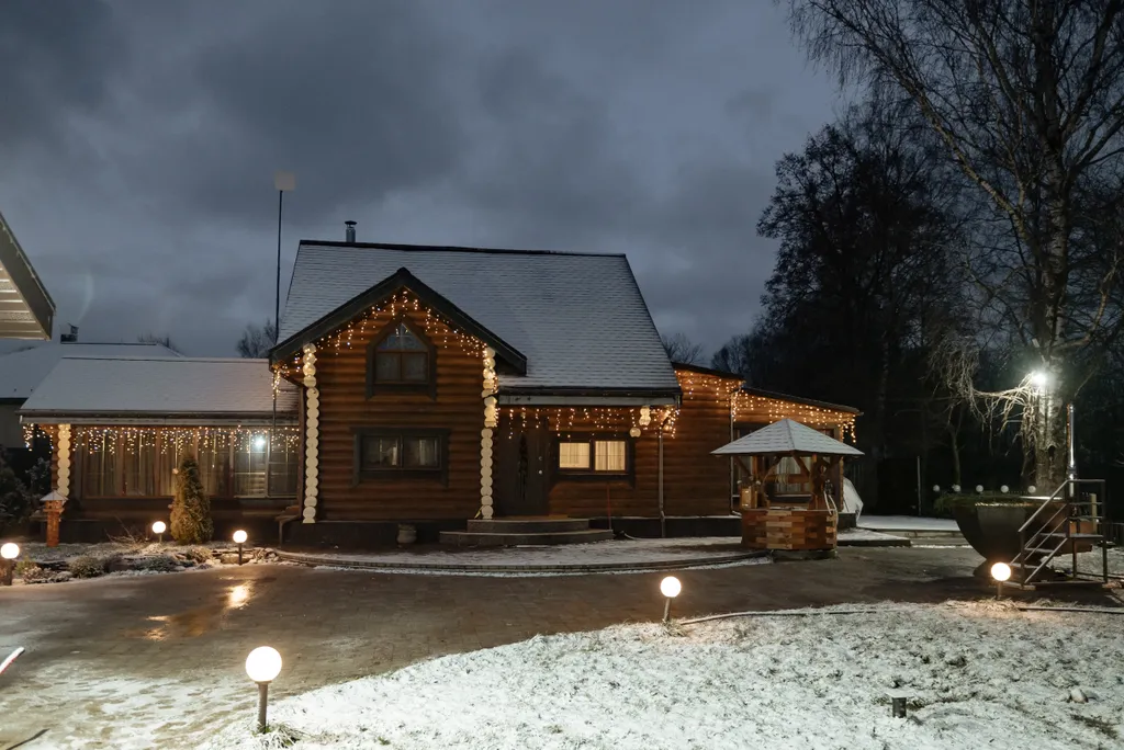 Уютный дом на берегу реки