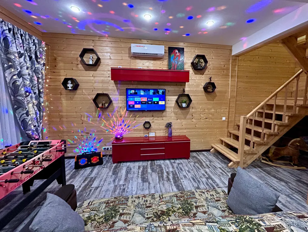 Коттедж Дом с отдельностоящий баней на дровах — Ропша