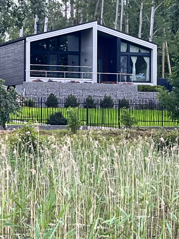 Коттедж на берегу озера с сауной