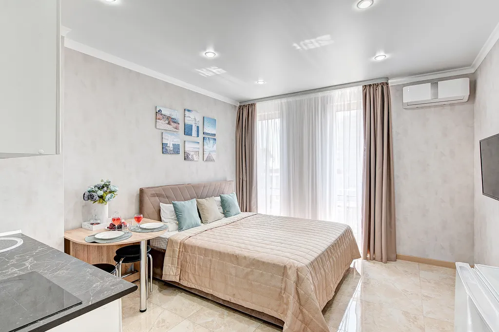 Студия МореСолнцеАпарт в ЖК Касабланка с балконом и видом на море