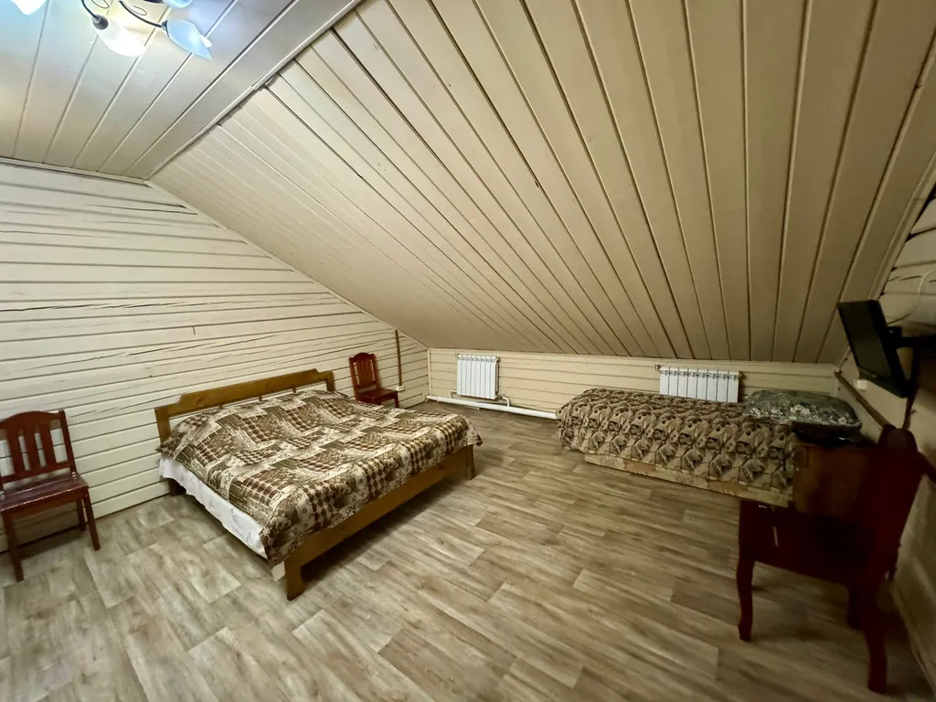 Деревянный коттедж с большой территорией рядом с городом