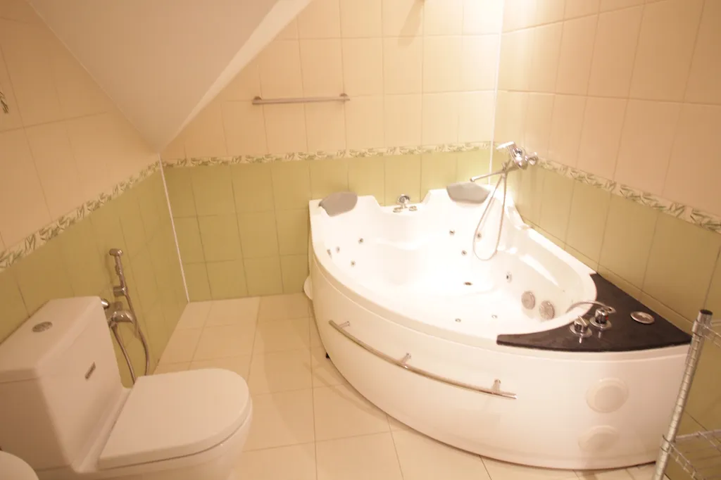 Шикарный коттедж с уютным средневековым интерьером