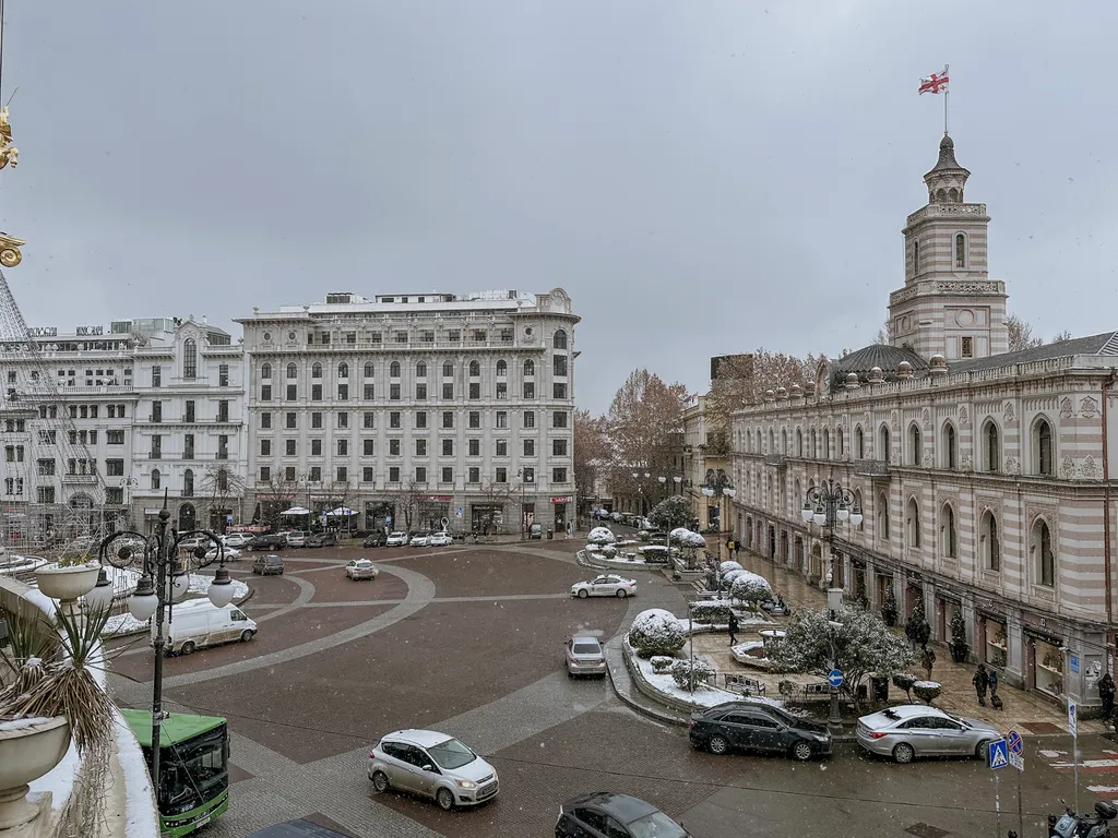 Лафамилия Тбилиси на площади Свободы
