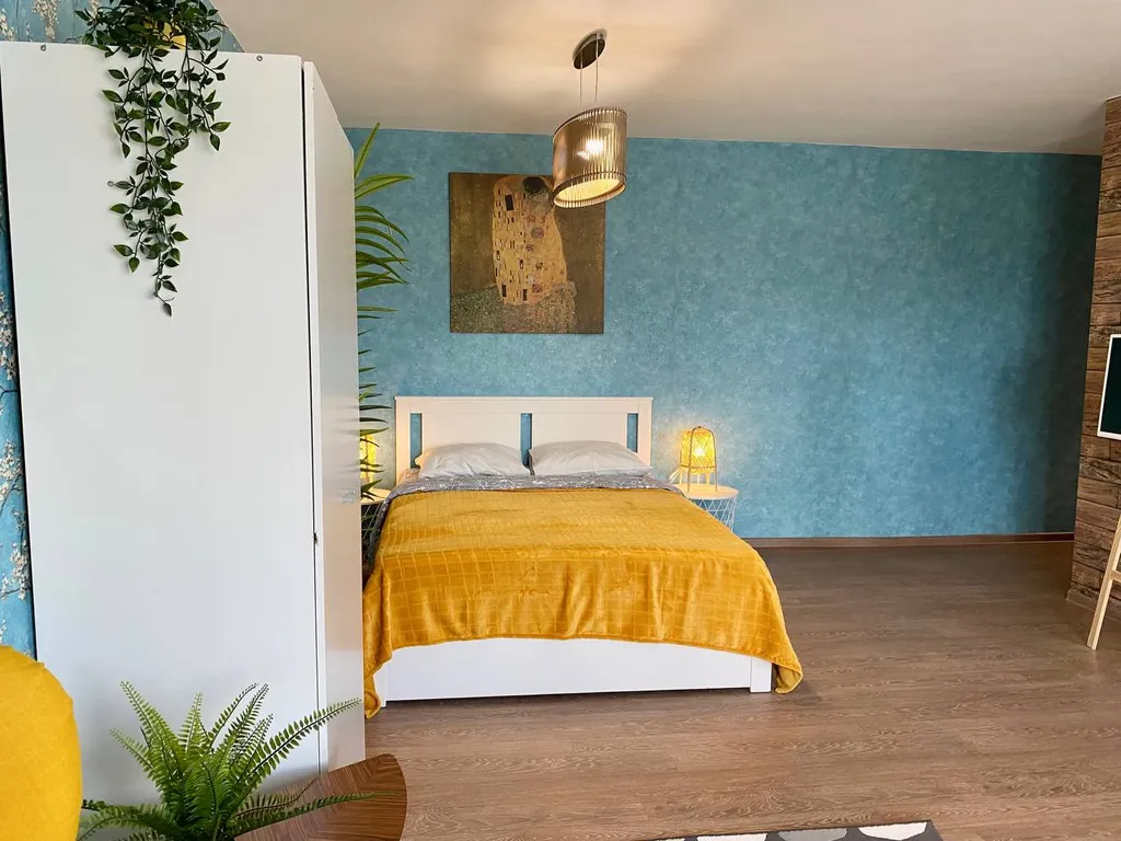 Яркая стильная квартира с видом на Сады