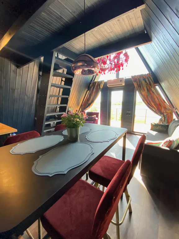 Smaland Musta House на берегу реки