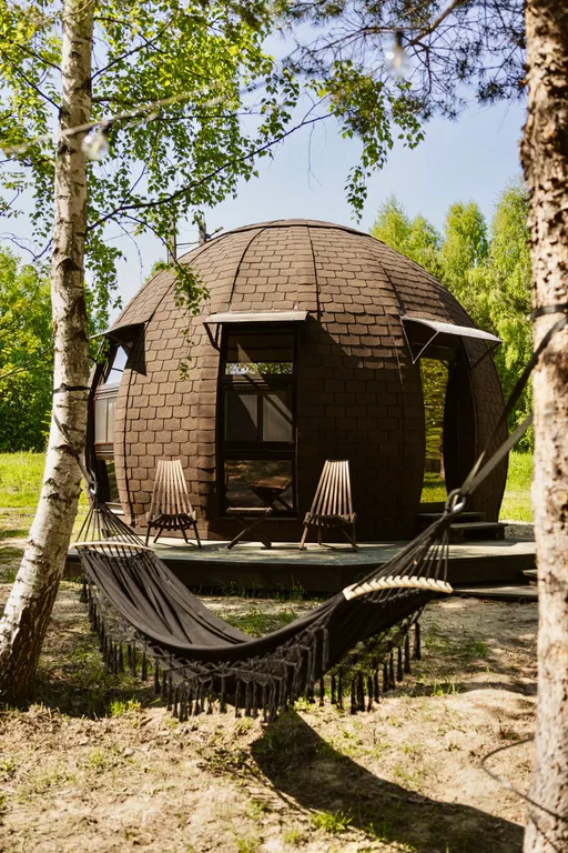 Уникальный купольный дом среди хвойного леса