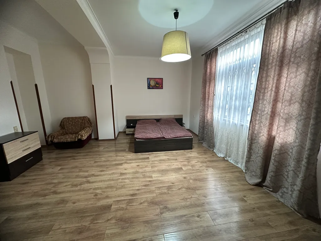 Идеально для большой компании: 105 м², высокие потолки и 360м до пляжа