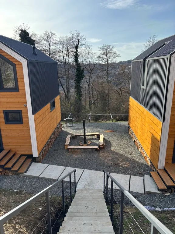 Дом с видом на море в лесу