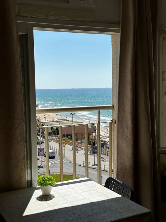 Красивая 2 комнатная квартира на первой линии моря с панорамным видом