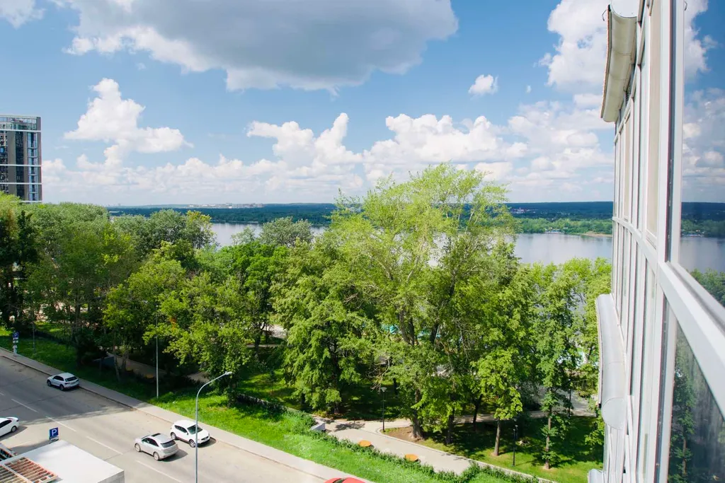 Студия класса бизнес у городской набережной