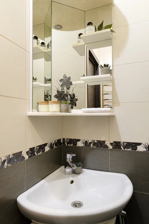 Транспорт и кафе в двух минутах ходьбы