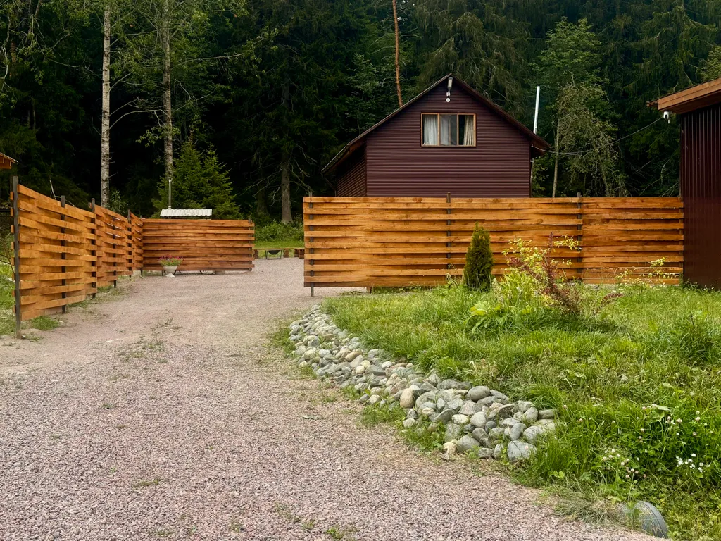 Дом с баней у леса