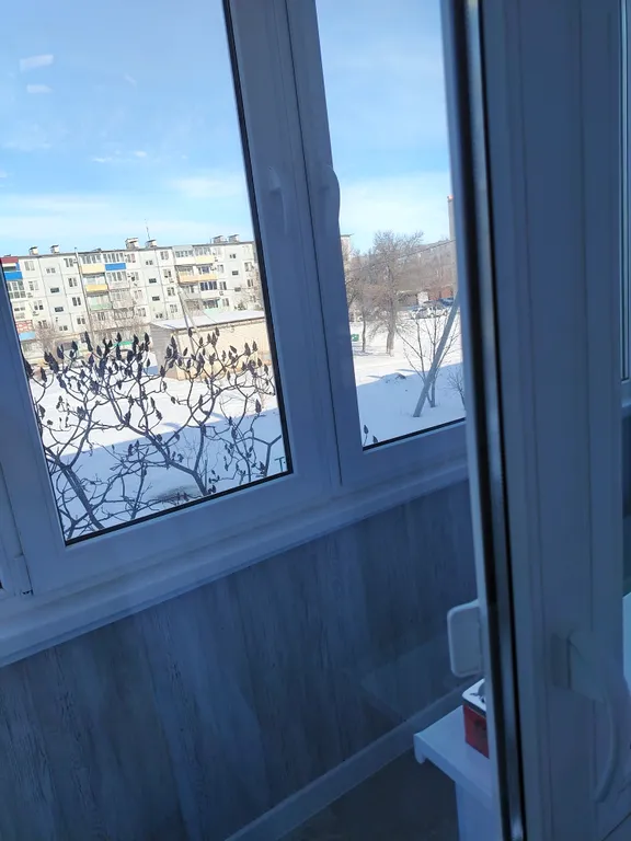 2-комнатная квартира в центре на втором этаже с застеклённым балконом