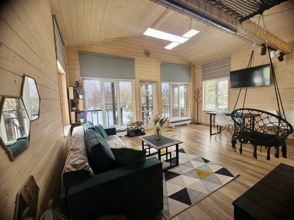 Стильный барн в соснах