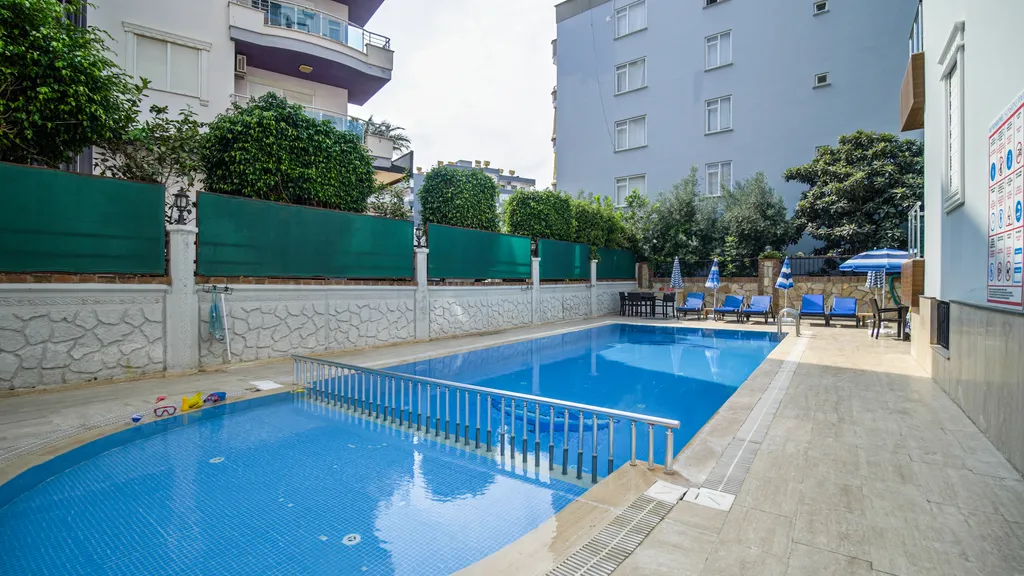 Семейная квартира с бассейном рядом с морем