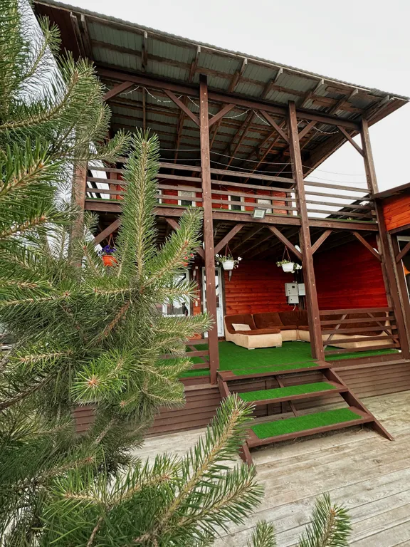 Двухэтажный дом на берегу реки Волга