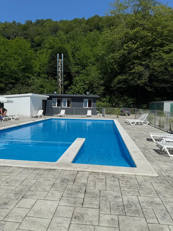 Апартаменты с бассейном недалеко от моря