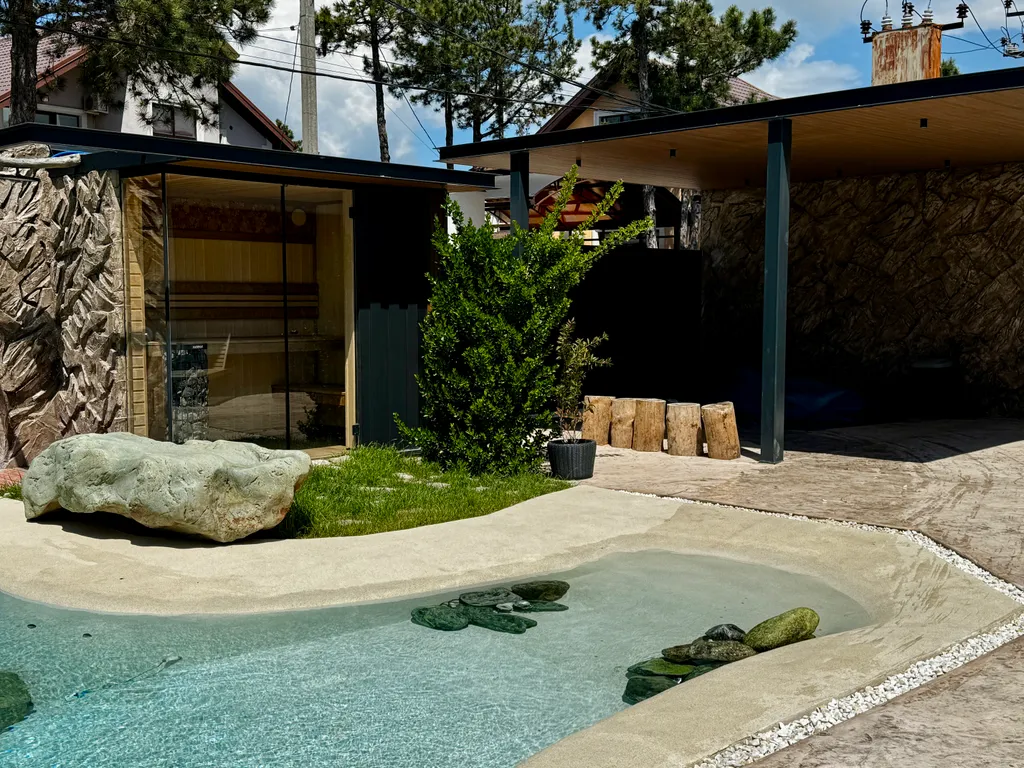 Дом в тихом месте, со своим минипляжем