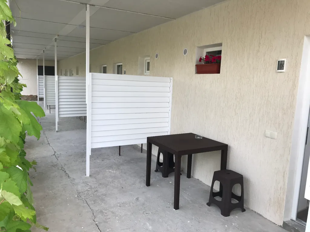 Индивидуальный номер на земле в уютном дворике