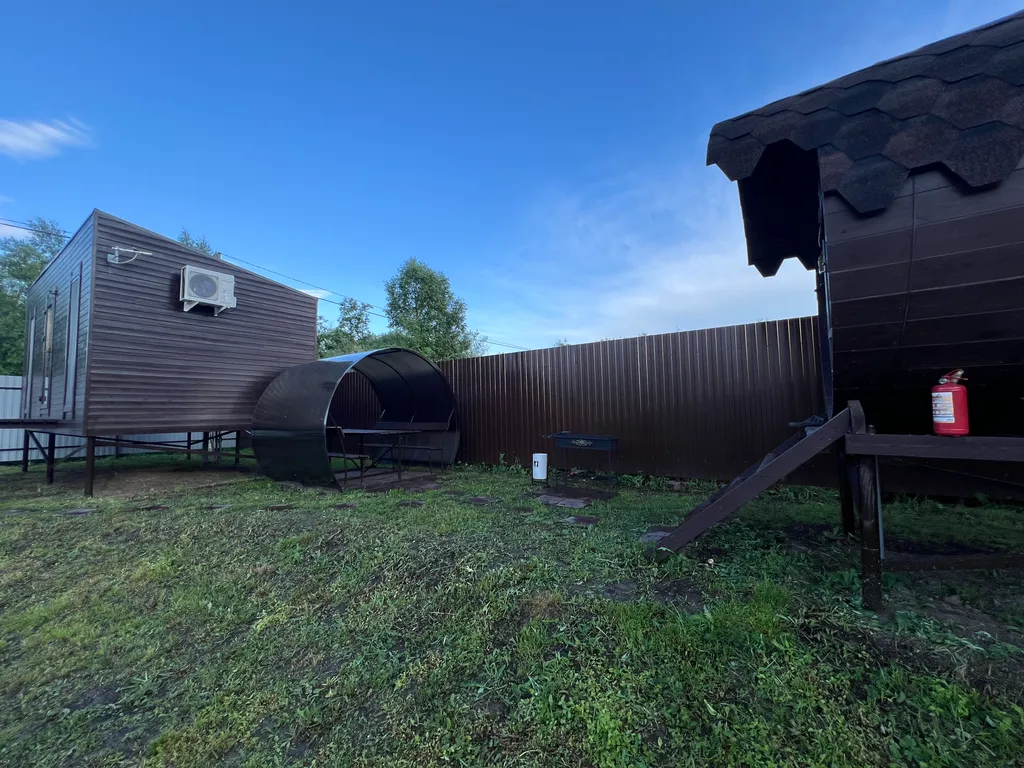 Новый домик на берегу реки с собственным прудом