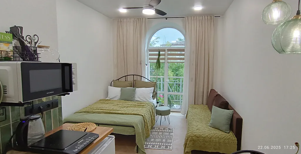 Центр. Сталинка с балконом с красивым видом на бульвар возле университа