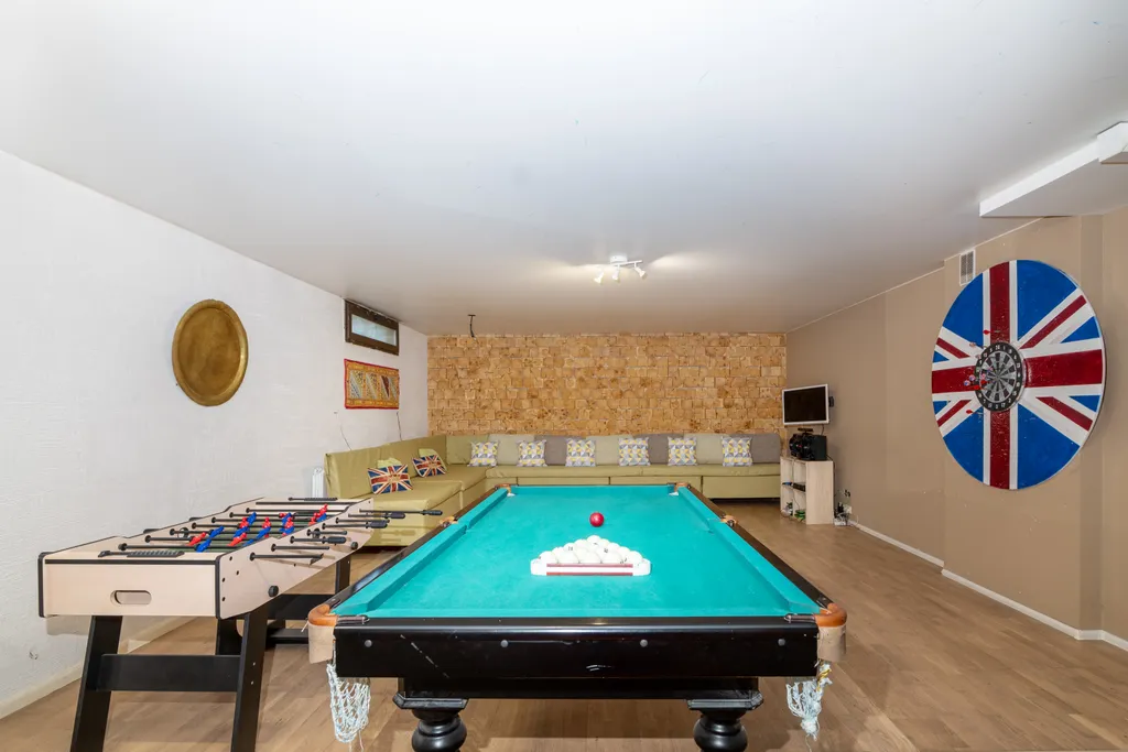 Белый коттедж с баней и бассейном рядом с озером