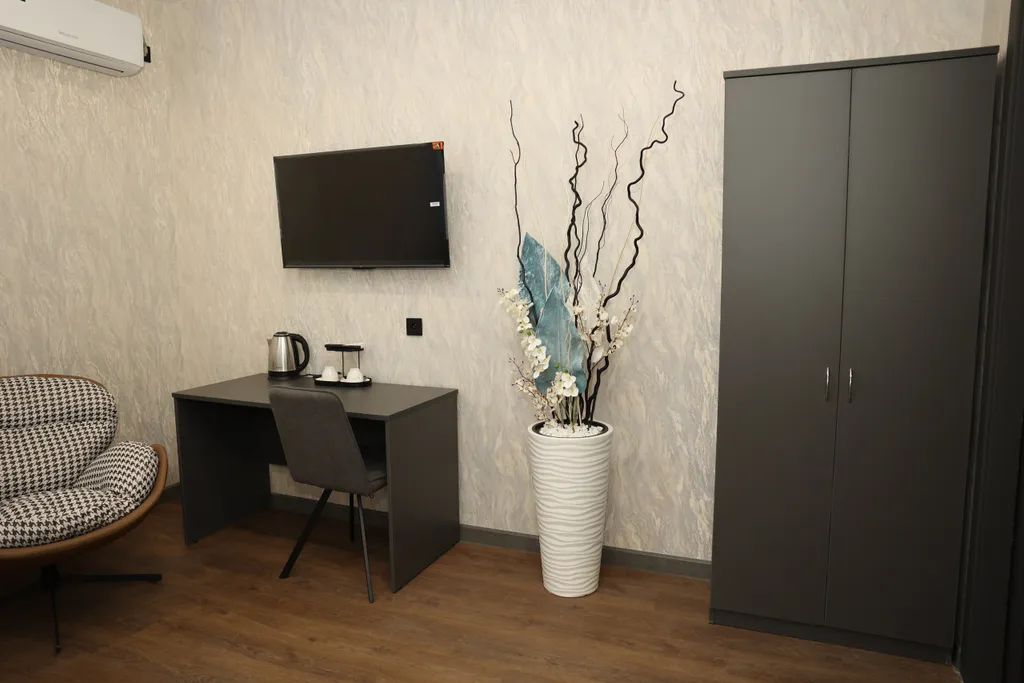 Четырехместный номер с 1 кроватью и диваном