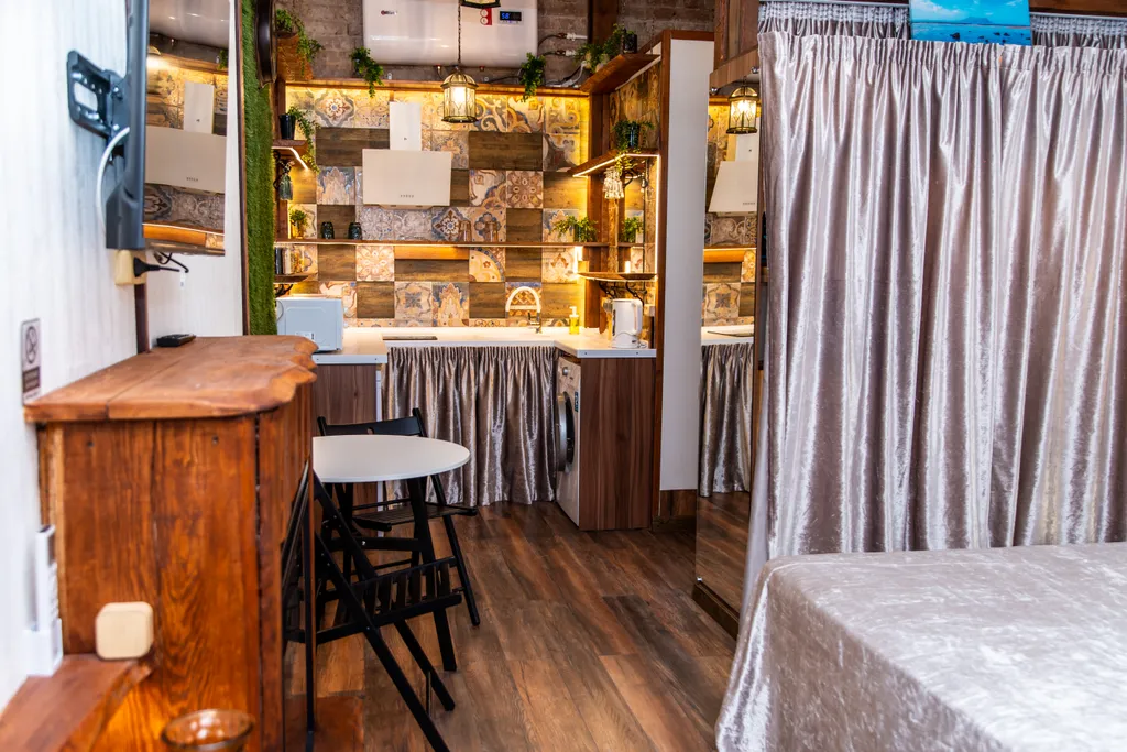 Романтическая студия с камином и балконом в старинном особняке