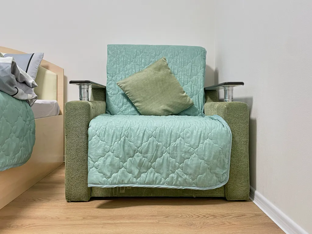 Уютная светлая трешка кухня отдельно, 2 балкона