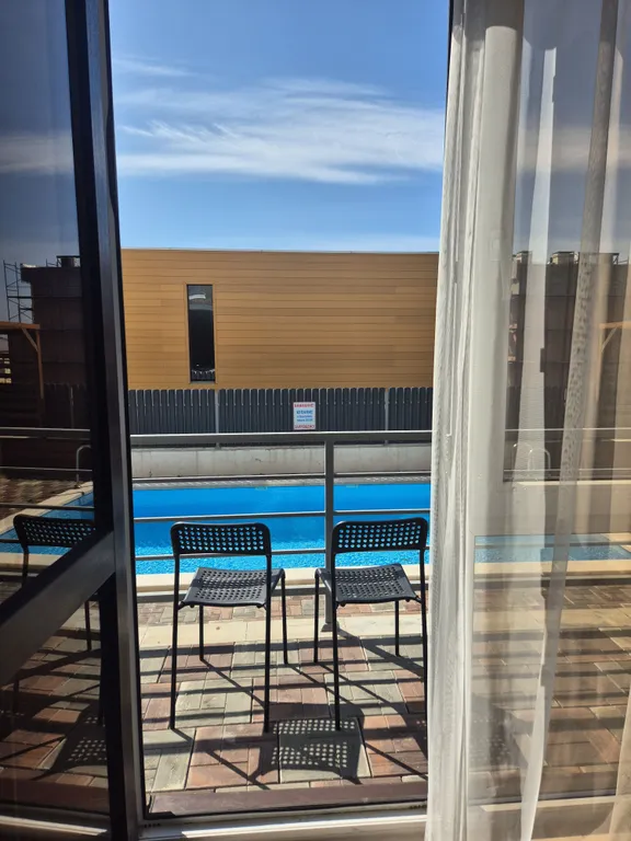 Яркая студия с видом на бассейн