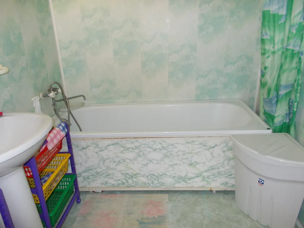 Коттедж Пол дома в зелёном саду в центре города — Ейск