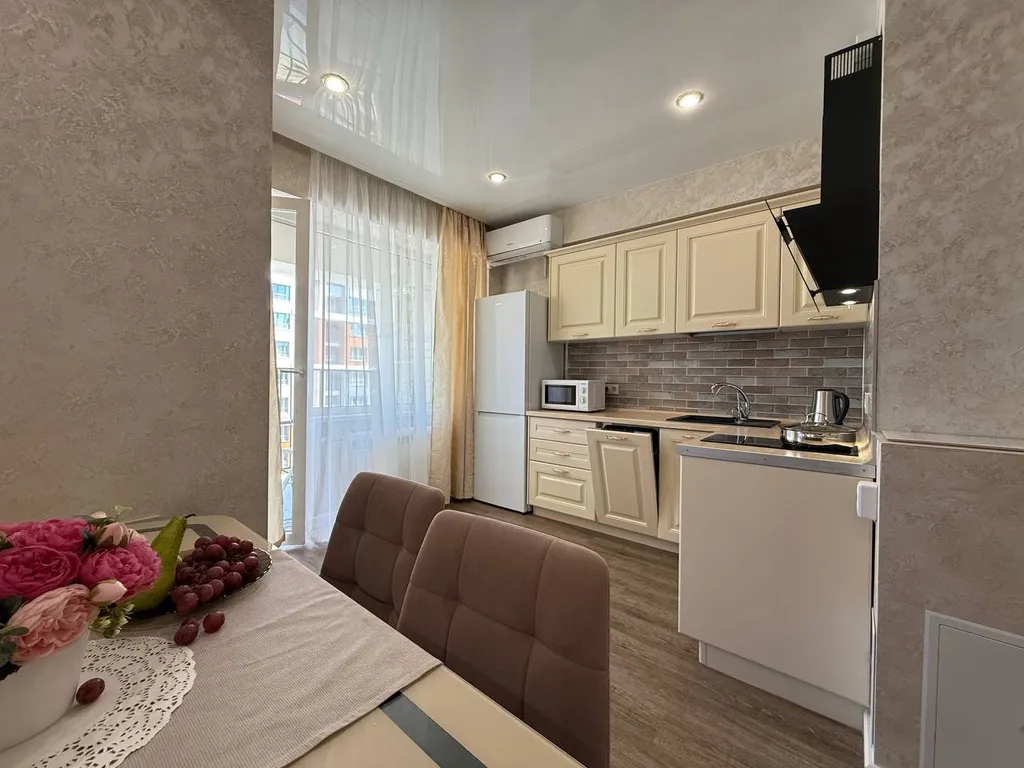 Просторная квартира рядом с видом на море, зона отдыха и бассейн