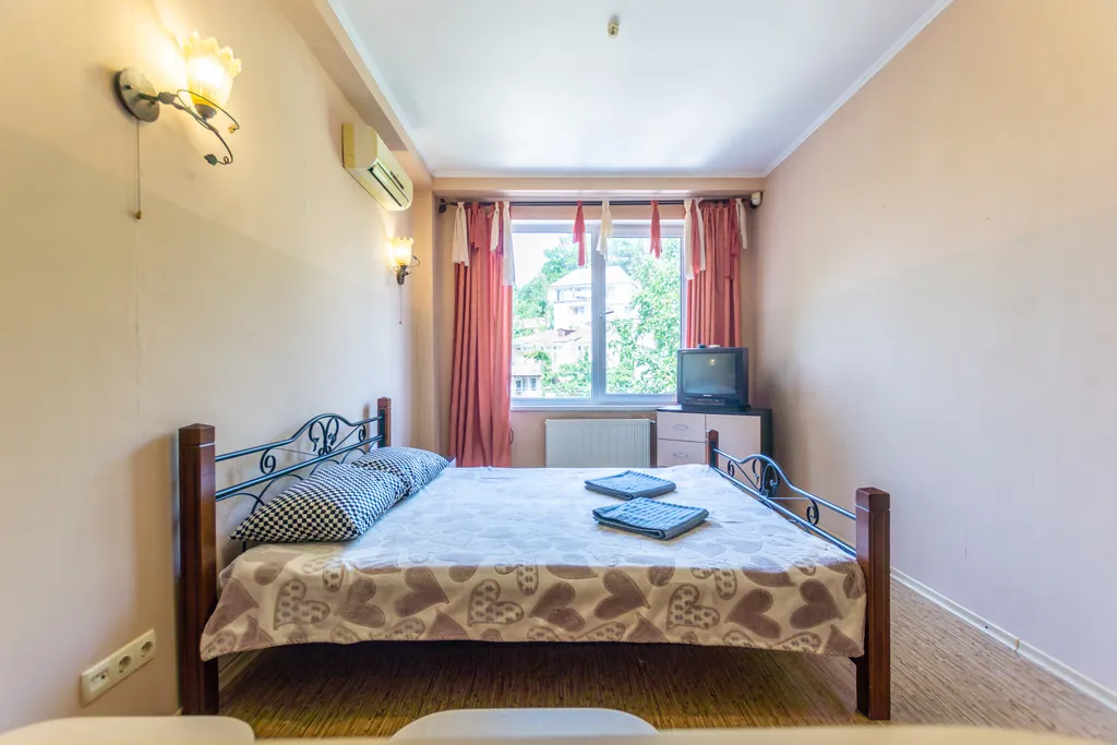 Квартира 1 комнатные апартаменты в 200 метрах центральной набережной — аренда посуточно в Алушта