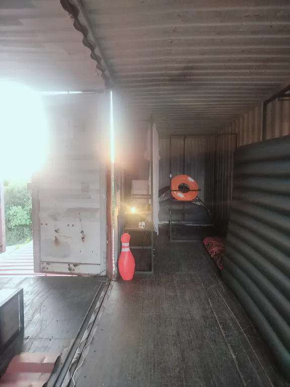 Палатка в морском контейнере