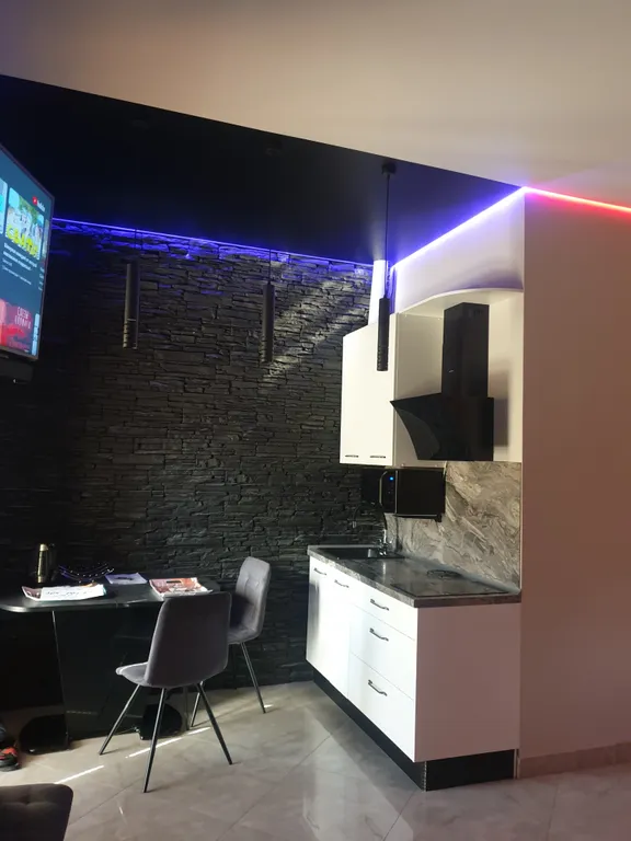 Дизайнерская современная студия в новом доме сердца центра города