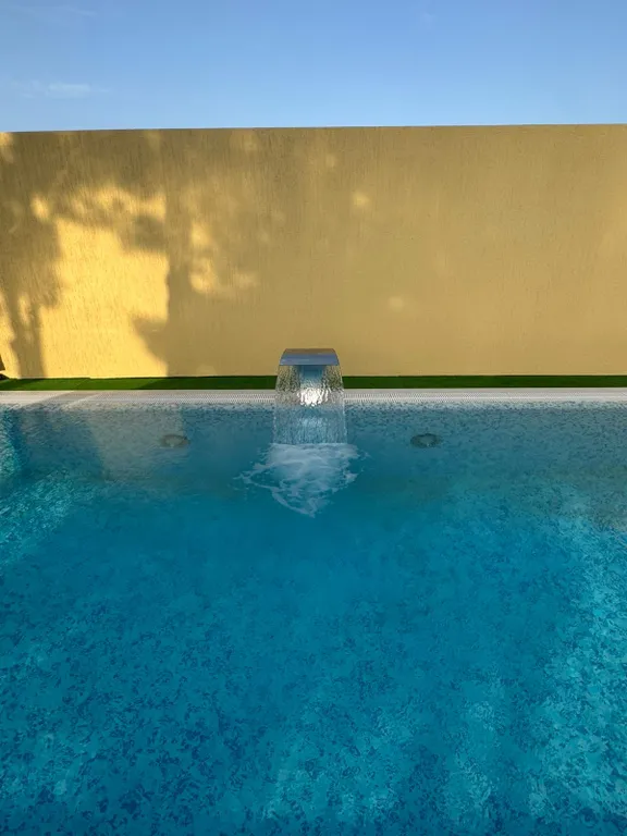 Дача на берегу моря с бассейном