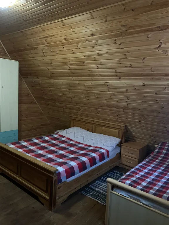 Усадьба Медвежий угол в лесу на берегу озера