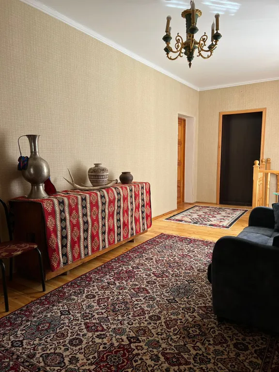 Деревянный дом с красивым видом на море