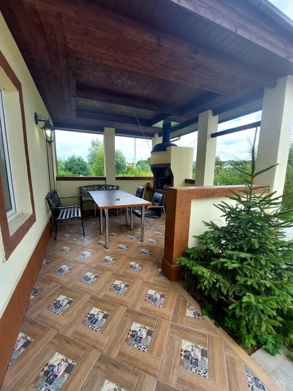 Большой коттедж у озера