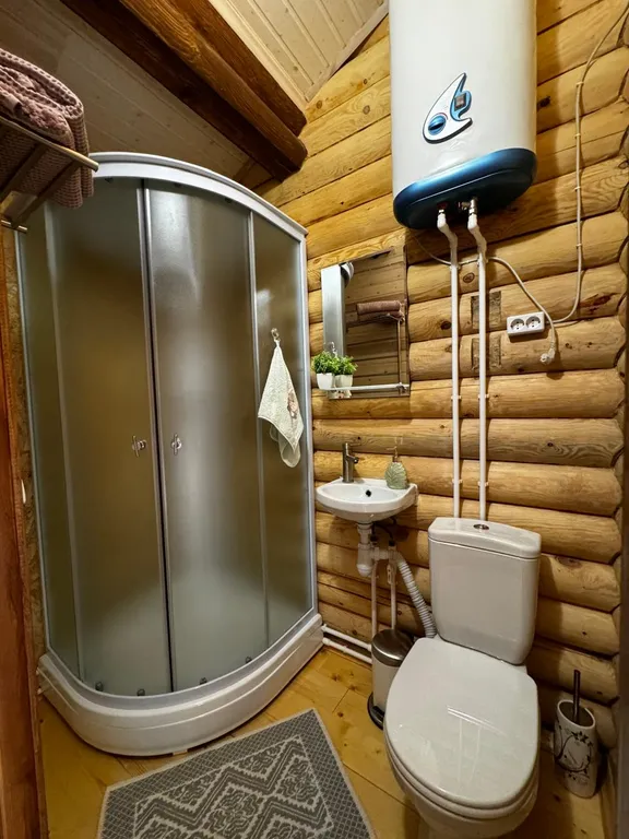 Дом с верандой из бревна у озера