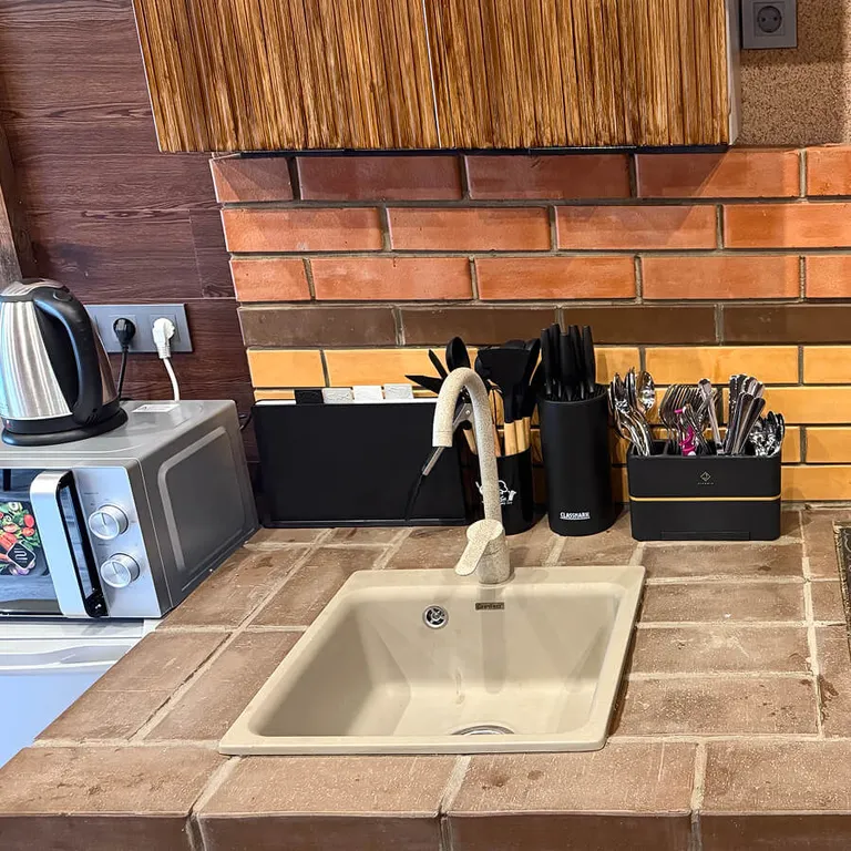 Оригинальная студия с камином в стиле лофт