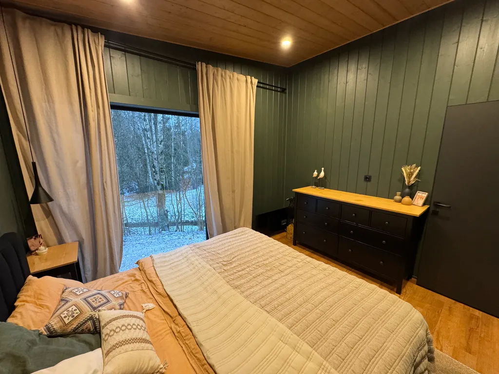 Дом у ручья в лесу