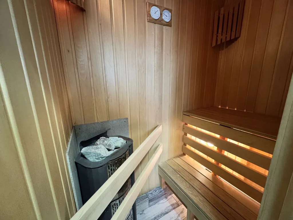 Апартамент Зима - соляная пещера с сауной и джакузи у окна