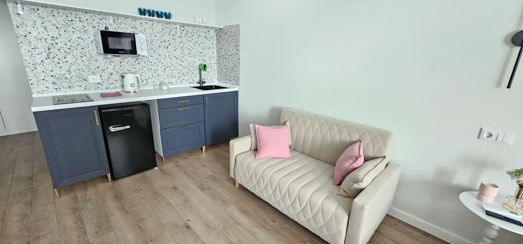 Современная студия с видом на лес