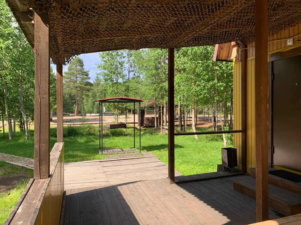 Домик стилизованный под Охотник на природной локации