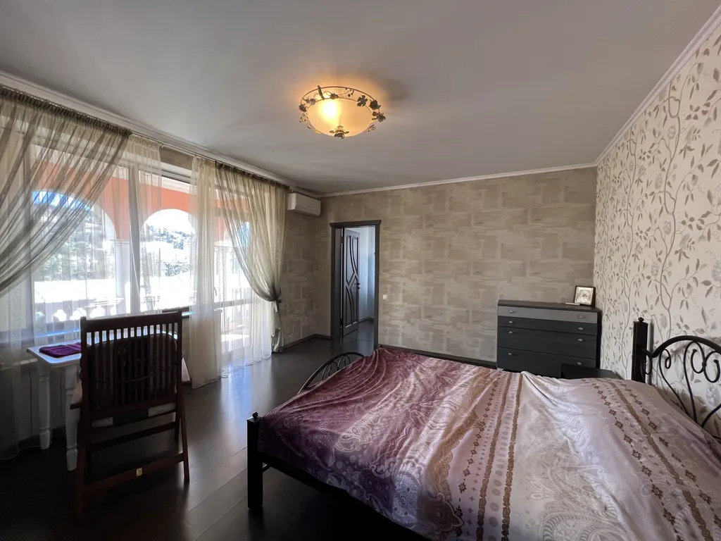 Дом в 5 минутах от набережной Ялты с бассейном и сауной