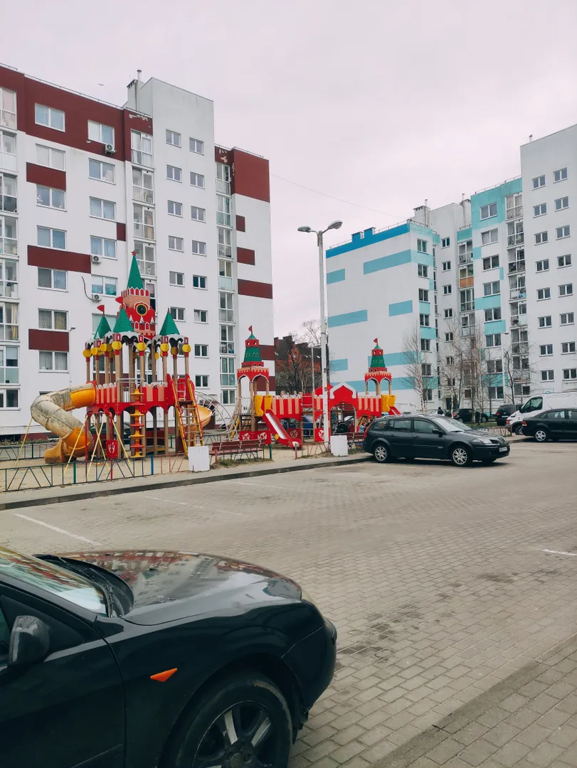 Во дворе две детских площадки.
